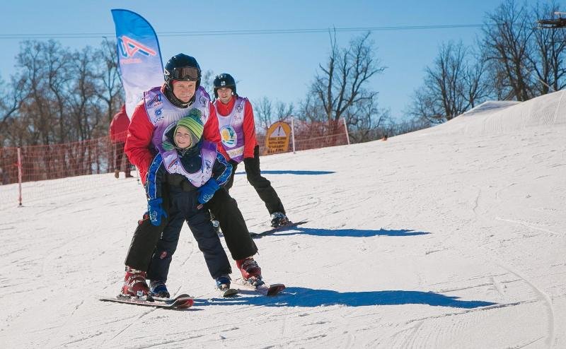 Рустэм Хамитов покатался на горных лыжах с детьми-инвалидами
