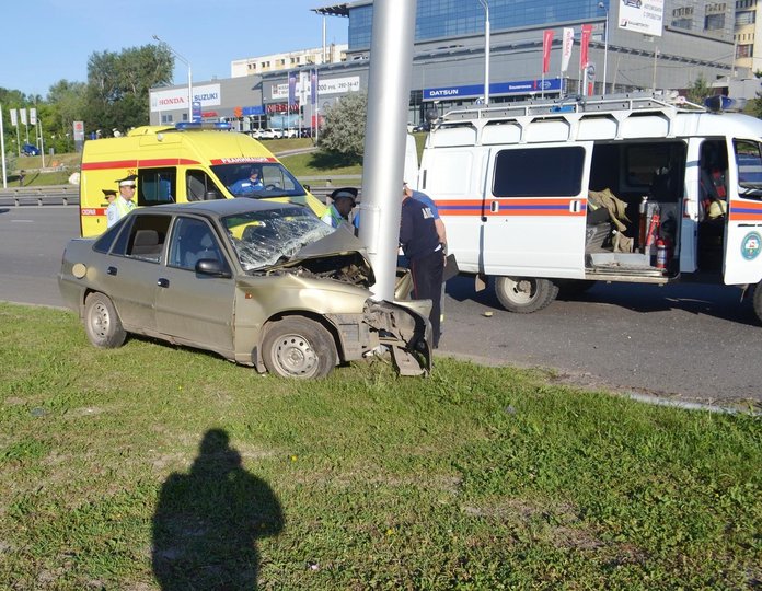 В Уфе спасатели помогли зажатому в автомобиле парню