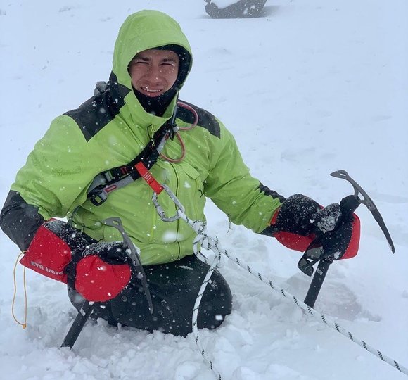 Инвалид-колясочник из Уфы Рустам Набиев на своих руках покорил самую высокую гору России