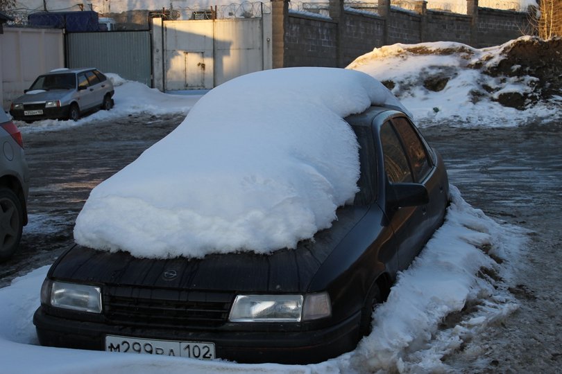 Ночной снегопад в Уфе привел к большим пробкам утром 