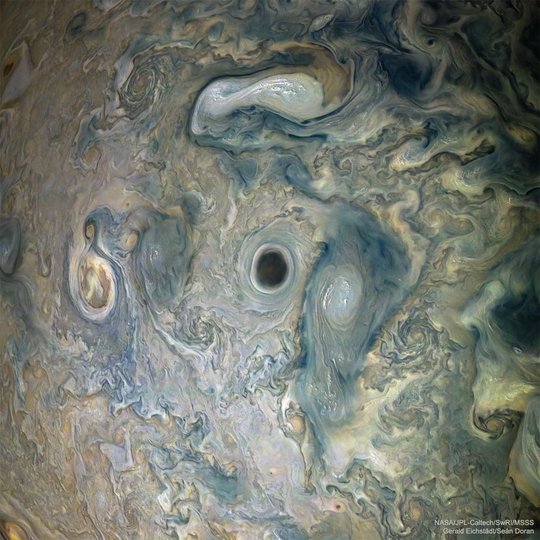 Специалисты NASA не могут объяснить происхождение «таинственной бездны» на Юпитере