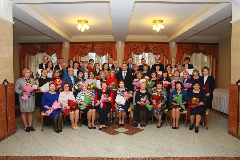 Радий Хабиров вручил некоторым молодым учителям по 600 тысяч рублей