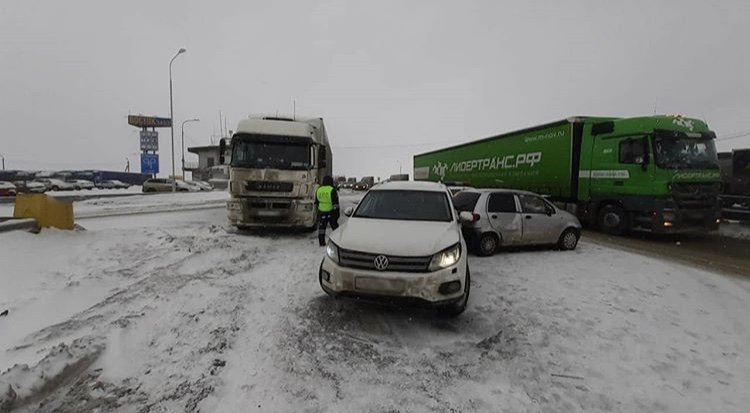 М-5 стоит в жуткой пробке: В Башкирии на трассе в ДТП попали 30 машин