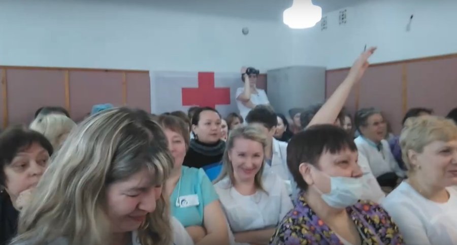 Смеющиеся над средними зарплатами врачи из роддома в Башкирии стали героями мема