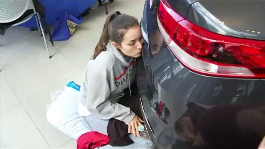 Американка выиграла автомобиль, с которым целовалась 50 часов