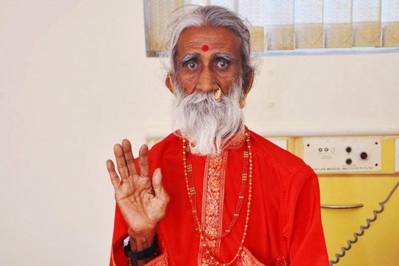 Умер известный индийский йог, который жил десятилетия без еды и воды
