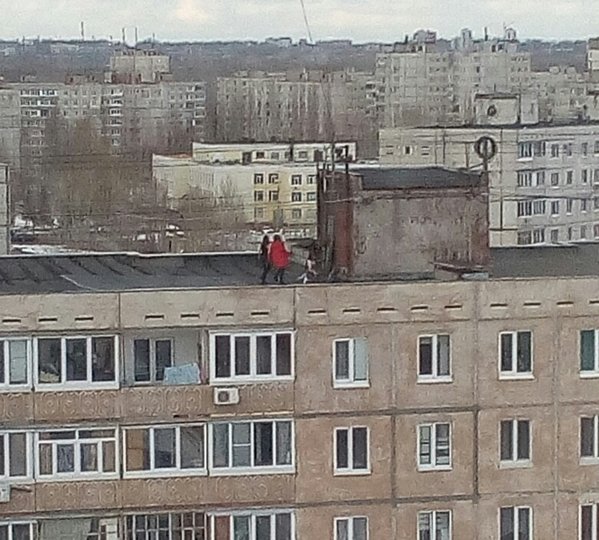 В Уфе школьницы устроили танцы на крыше 9-этажки 