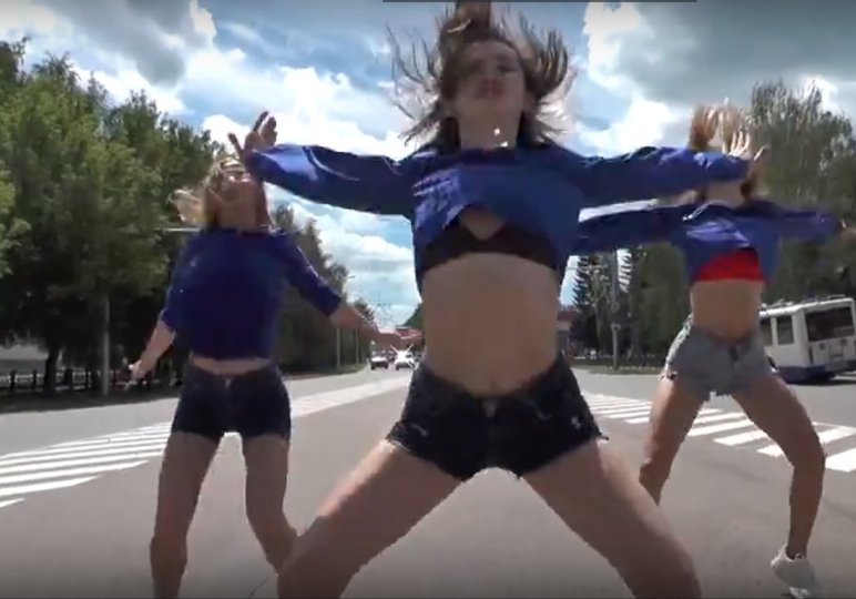 Жителей Башкирии впечатлил смелый танец трех девушек на дороге