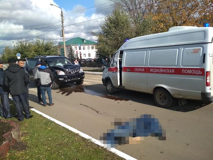 В Башкирии пьяный водитель протащил на капоте мужчину: Пешеход погиб