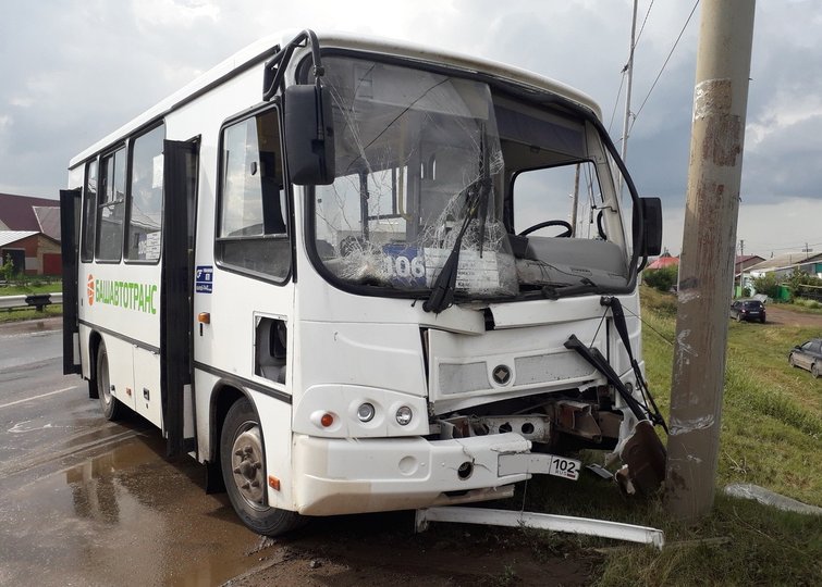 В Башкирии пассажирский автобус врезался в столб