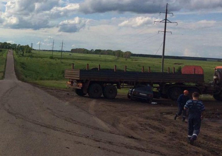 В Башкирии ВАЗ въехал под прицеп грузовика: есть пострадавший