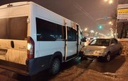 В Уфе столкнулись легковушка и маршрутка: Пострадали 7-летняя девочка из иномарки и пять пассажиров автобуса