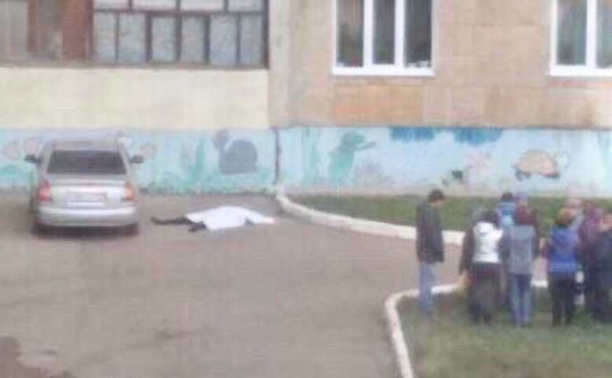 В Башкирии под окнами многоквартирного дома нашли труп женщины