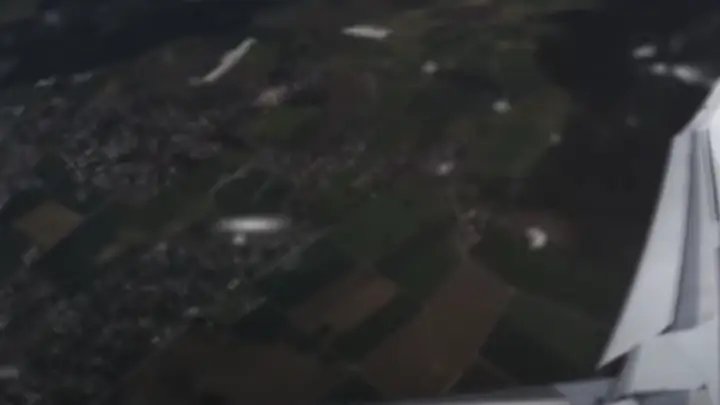 Пассажир самолёта запечатлел на видео странный объект в небе