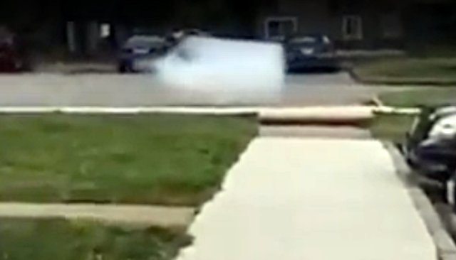 В США очевидцы сняли на видео парящий на парковке НЛО