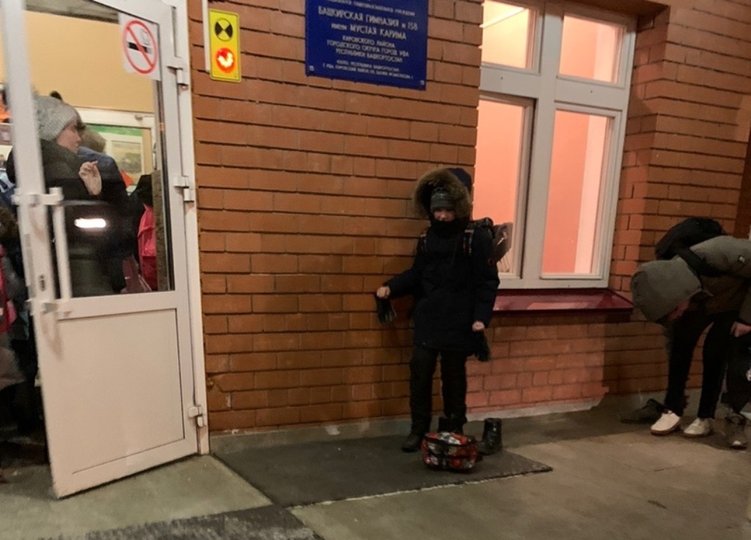 «Сказали, будем разговаривать, когда кого-нибудь задавят»: Что происходит в уфимской школе, где дети переобувались в мороз на улице