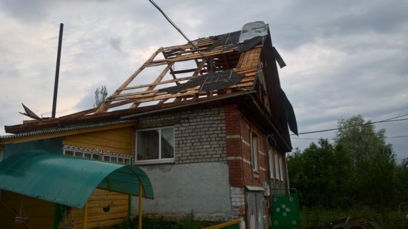 В Башкирии сильный ветер снёс крыши домов