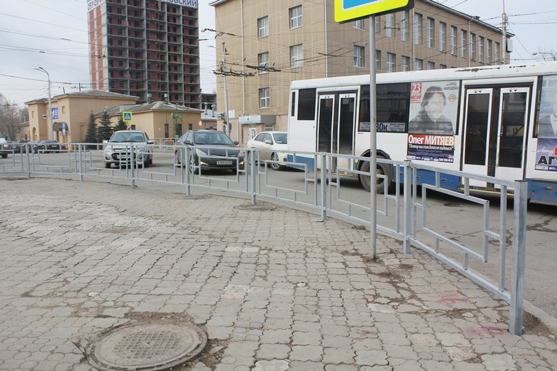 В Уфе пешеходные переходы закрывают ограждениями