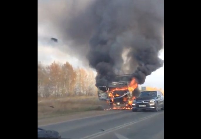 На трассе в Башкирии грузовик сгорел до тла