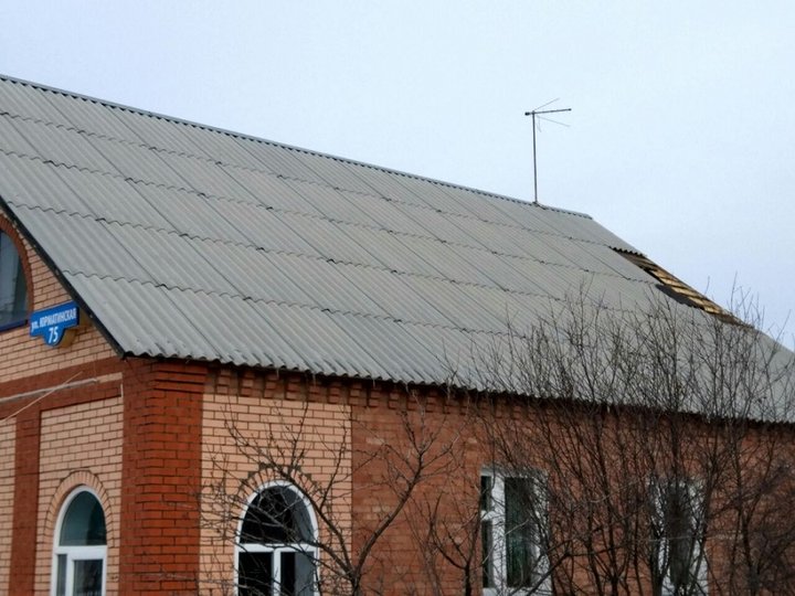 В Башкирии сильный ветер повредил крышу жилого дома