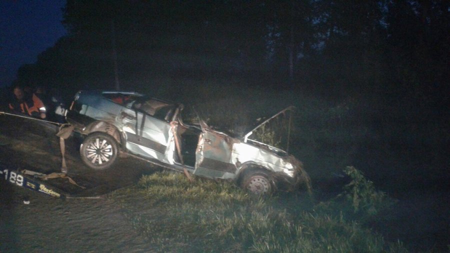 В Башкирии автомобиль врезался в электроопору: погибла молодая девушка