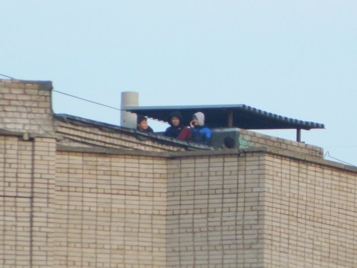 В Уфе школьники разгуливали по крыше многоэтажки 