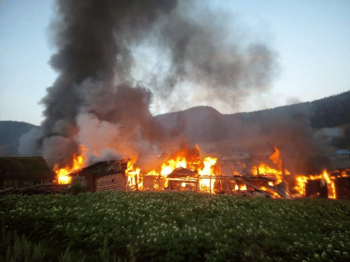 В Башкирии крупный пожар уничтожил жилой дом и несколько надворных построек