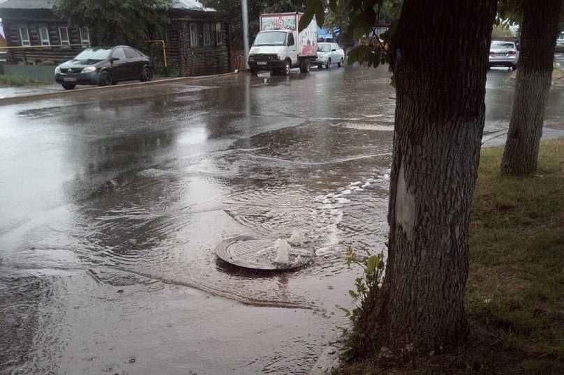 В Уфе после дождя бьёт грязевой «фонтан»