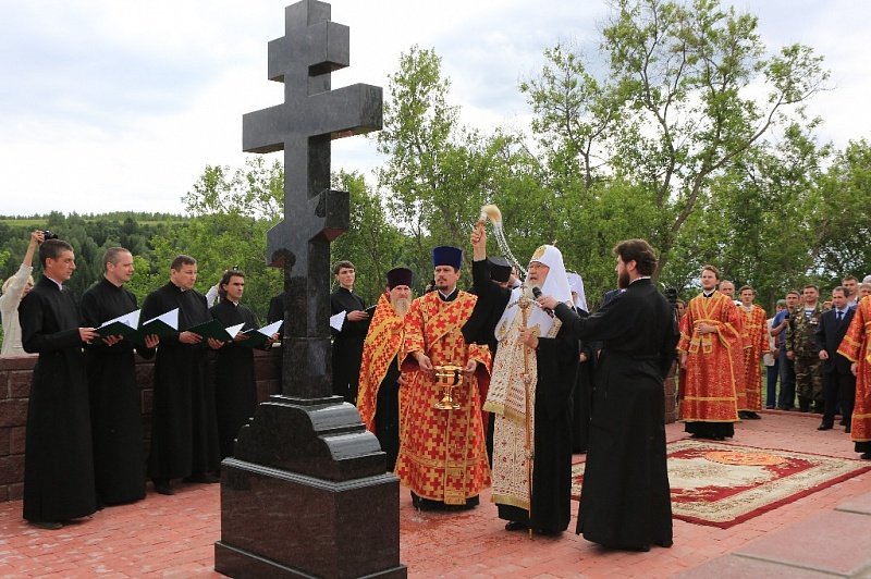  Патриарх Кирилл освятил крест на месте храма, в котором служил его дед