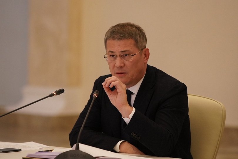 Радий Хабиров попросил чиновников заменить новогодние корпоративы посиделками в столовых