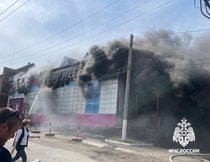 В Башкирии загорелся двухэтажный магазин мебели