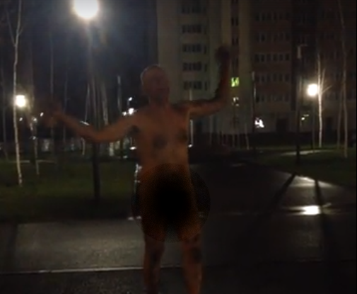 В Стерлитамаке под дождем гулял голый мужчина