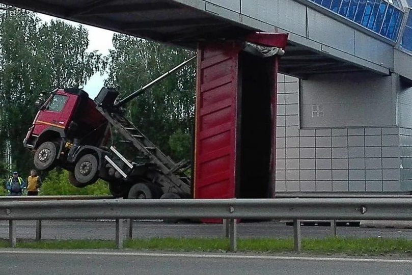 На трассе Уфа – Аэропорт под надземным пешеходным переходом застрял грузовик