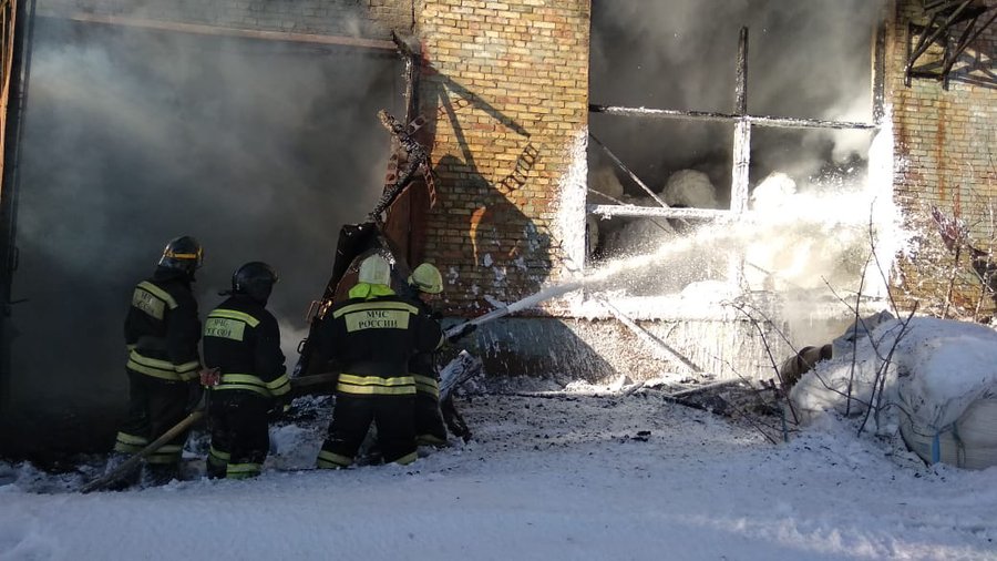 На складе в Уфе произошел крупный пожар