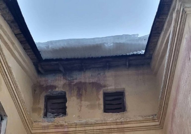 «Чистят как-то кусками сосульки» – Уфимка пожаловалась властям на огромную глыбу снега на крыше дома