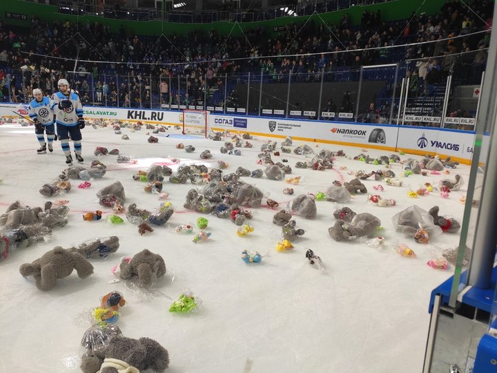 Хоккеисты «Салавата Юлаева» собрали более 440 тысяч на лечение 2-летней девочки