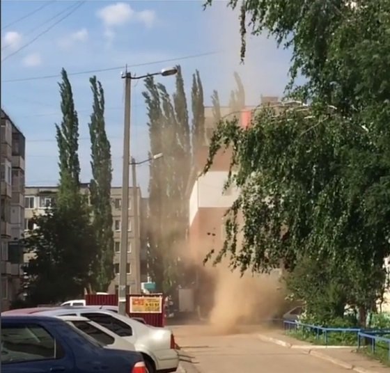 В одном из городов Башкирии жители сняли на видео торнадо