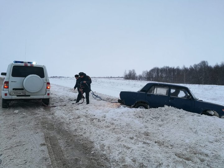 В Башкирии спасатели помогли водителю, улетевшему в кювет