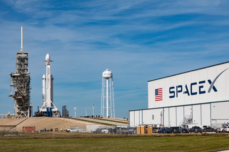 Компания SpaceX на 10% сократит число своих сотрудников