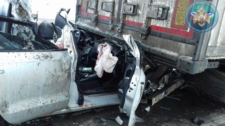 Известно состояние девочки, которую вместе с погибшими родителями доставали из покорёженной машины в Башкирии