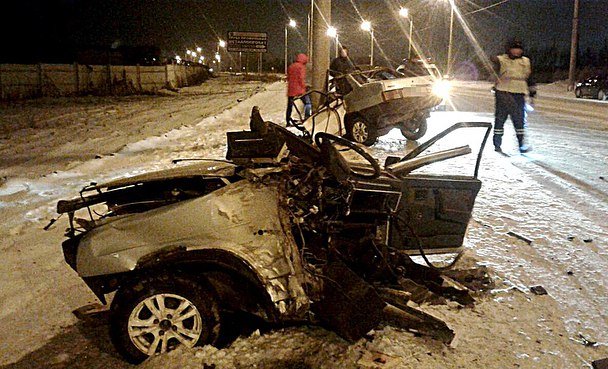 В Башкирии от удара о столб автомобиль разорвало на две части