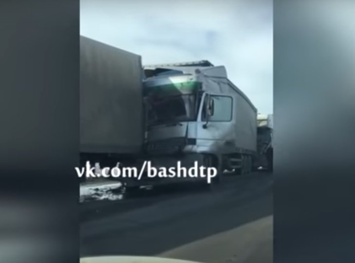 На трассе в Башкирии столкнулись три большегруза