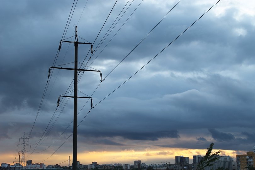 В Башкирии электромонтер упал с высоты 7 метров во время замены опоры электролиний