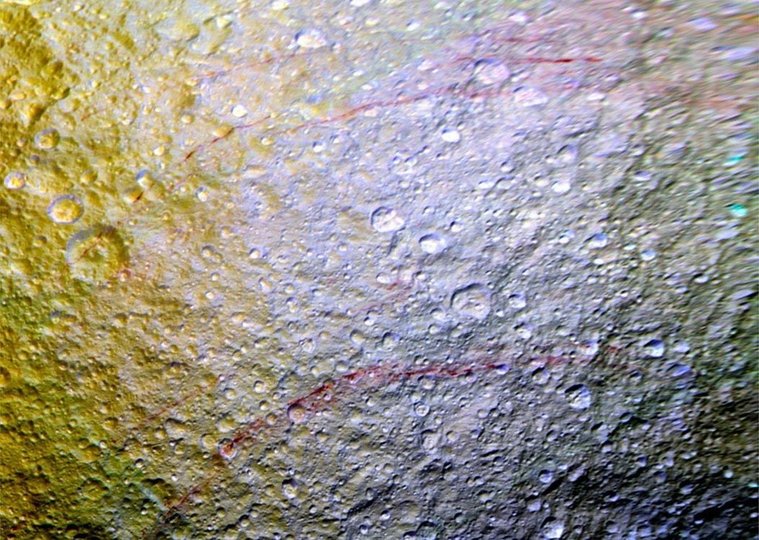 Ученые опубликовали снимок спутника Сатурна, на котором запечатлены красные «шрамы»