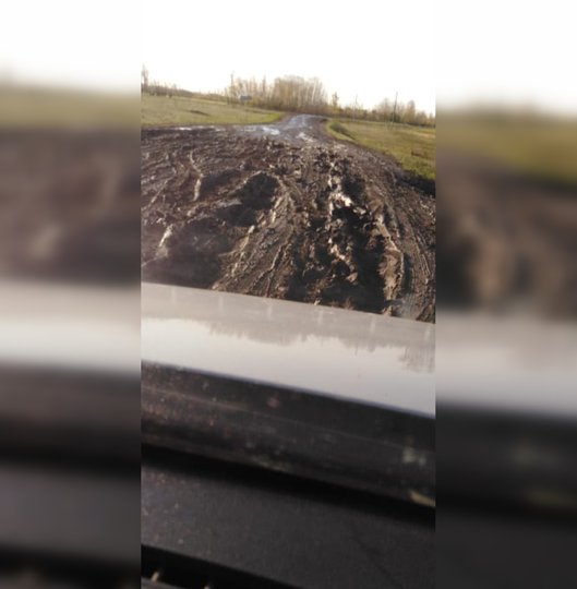 «Еле вытащили машину из этого котлована!»: В Башкирии автомобиль застрял в луже грязи