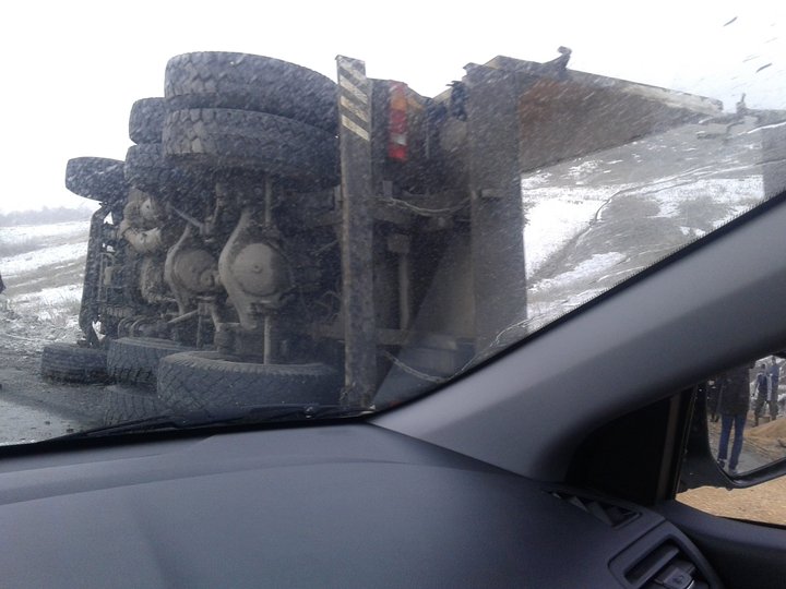 На трассе в Башкирии перевернулся грузовик с зерном