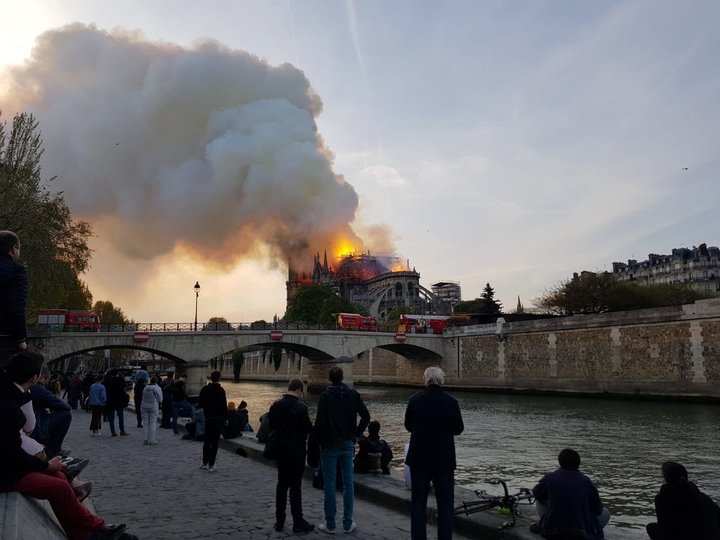 В Париже пожар практически уничтожил собор Нотр-Дам де Пари