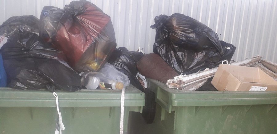 Жительница Башкирии пожаловалась на состояние контейнерной площадки возле дома – Оператор по вывозу мусора всё опровергает