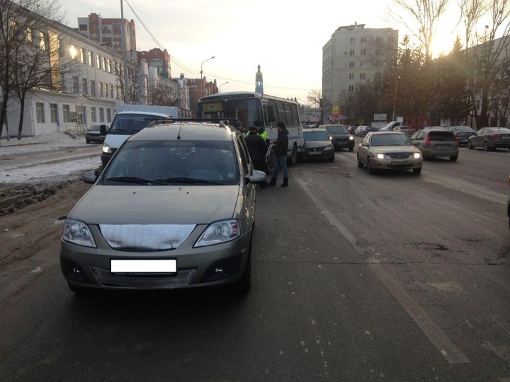 В Уфе пассажирский ПАЗ врезался в остановившиеся на светофоре автомобили