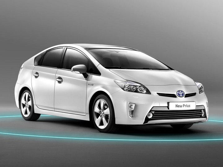 Toyota отзывает более 800 гибридов Prius в России